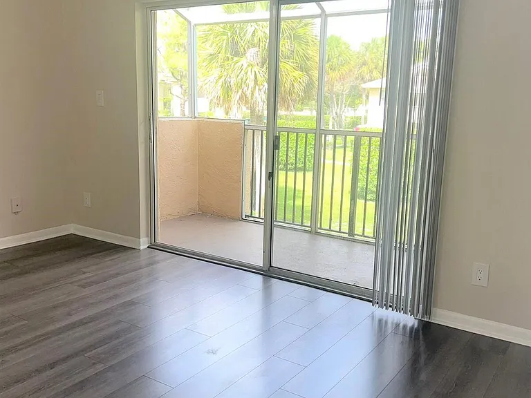 751 Cypress Ln #L7 — Photo 4