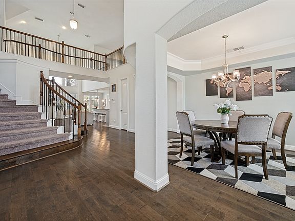 4th image of 608 Yarrow St