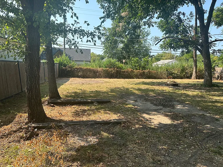 404 E Oak St — Photo 8
