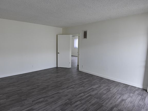 5th image of 10815 Camarillo St #7