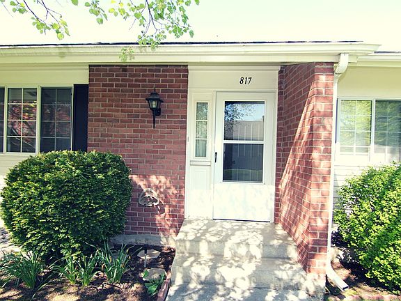 3rd image of 817 Linden Pl