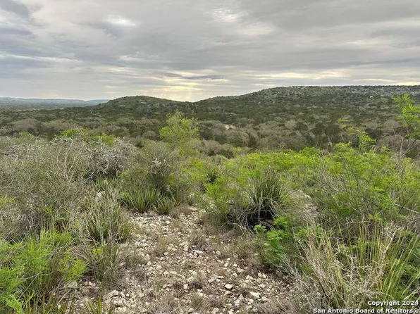 4 Rnr, Uvalde, TX 78801