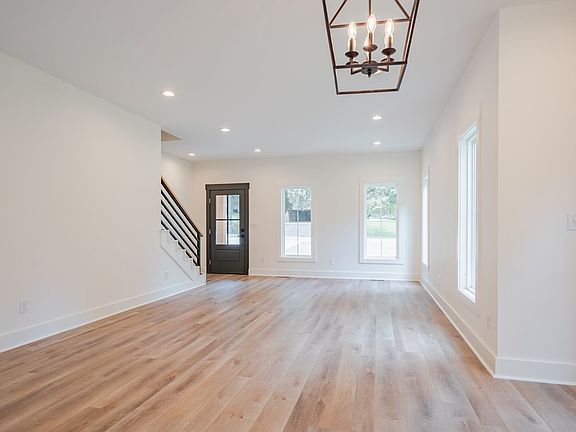 5th image of 2051 Bayview Dr