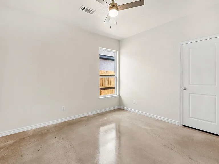 410 W Avenue C — Photo 24