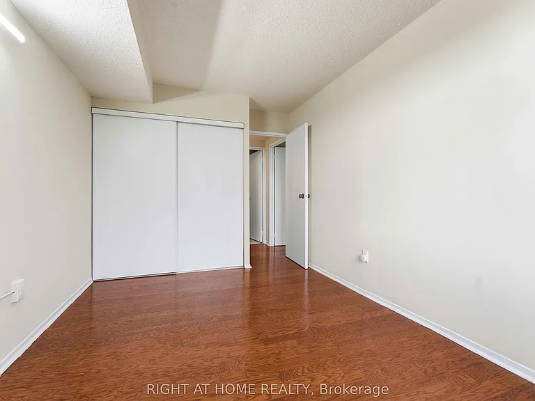 2759 Carousel Cres #911 — Photo 39