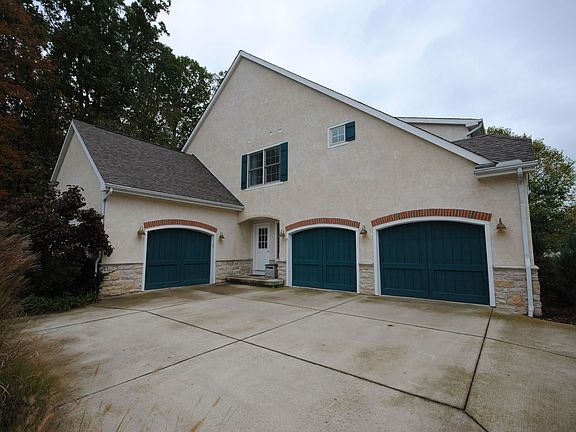 3rd image of 610 Riverbend Ave