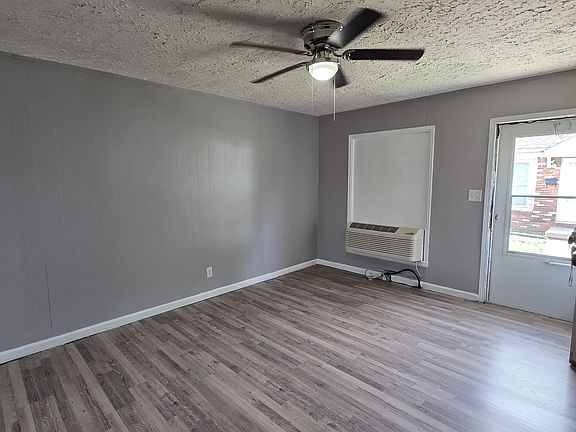 3rd image of 918 S Hiram Ave #2