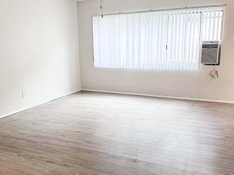 744 Loma Ave #3 — Photo 4