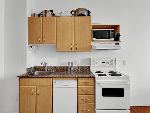 5th image of 10024 Jasper Ave NW #1404