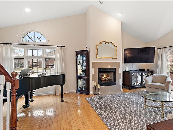 4th image of 16815 Crystal Ct