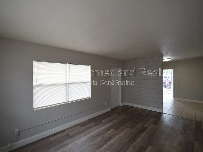 730 26th St NW — Photo 8