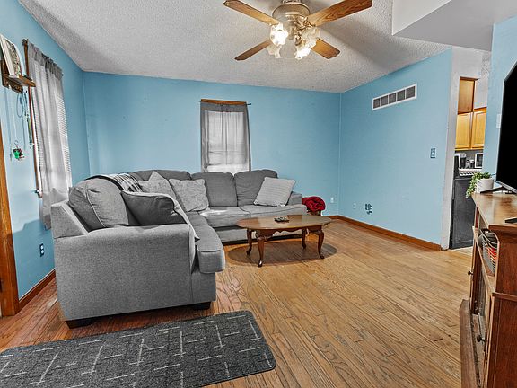 2nd image of 207 E Taylor St