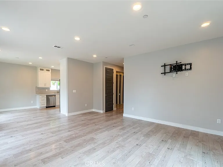 6938 Peach Ave — Photo 4