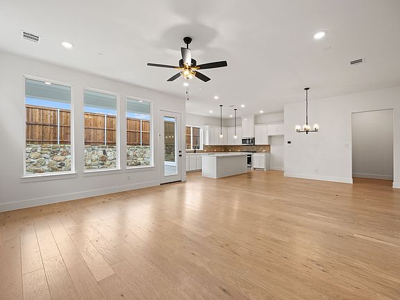 5th image of 300 Chestnut St