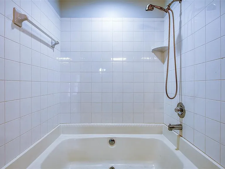 2390 Bentley Dr — Photo 27