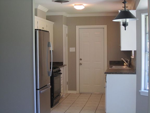 3rd image of 302 Oak Park Dr