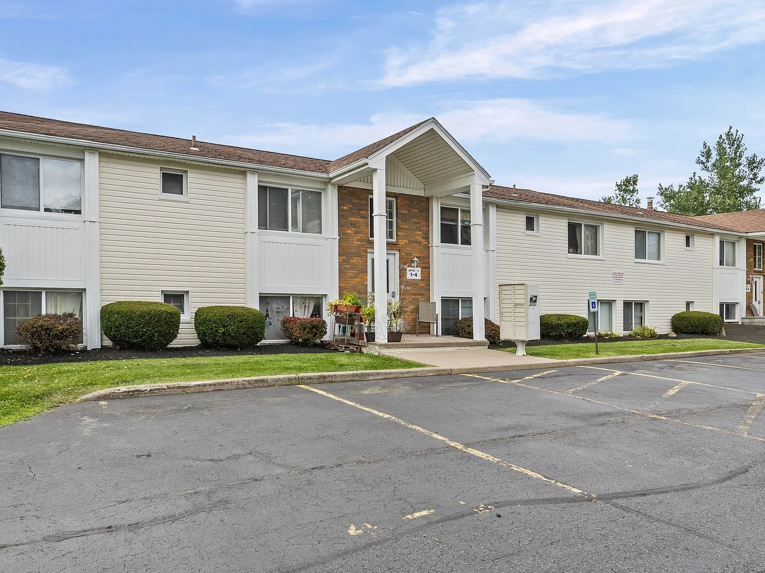 Hickory Manor — Photo 3