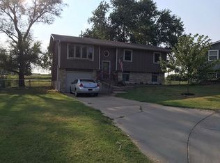 1432 Julie Dr, Wamego, KS 66547