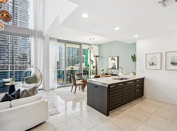 2nd image of 200 Biscayne Blvd Unit 1403