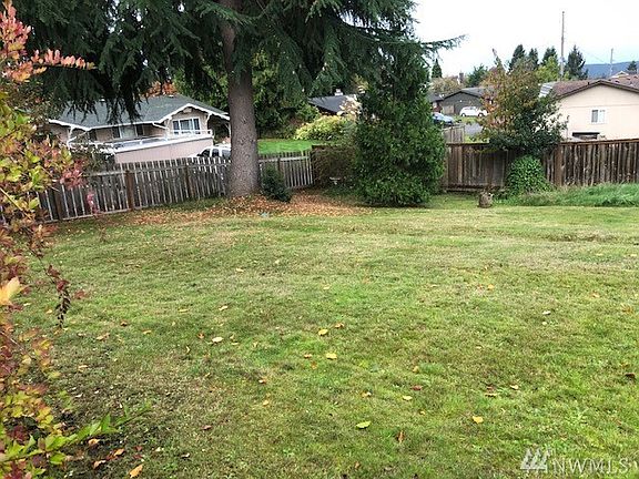 4th image of 2130 Willow Ln W