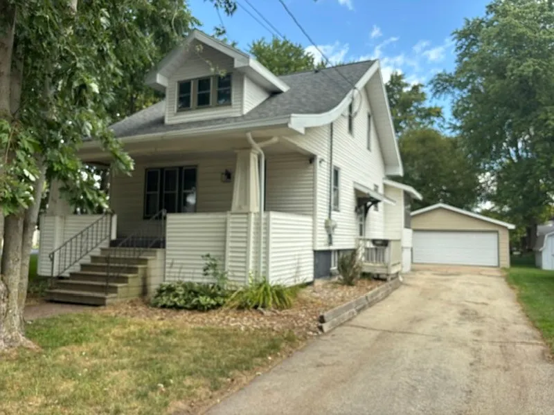 3 bed, 2.0 bath, 1304 sqft, $1,895 — Photo 1