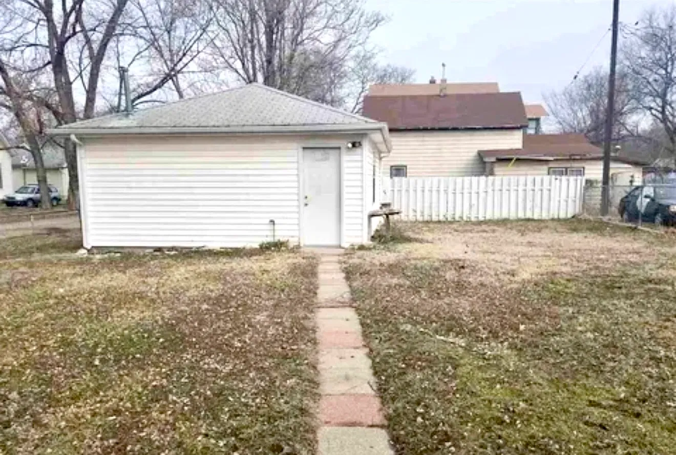 3 bed, 1.5 bath, 1221 sqft, $1,350 — Photo 4