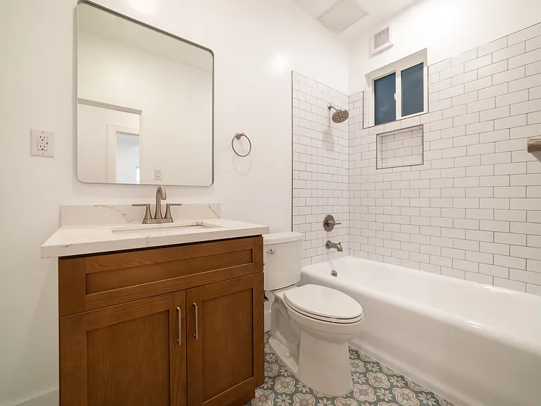 242 S Sycamore Ave #1/2 — Photo 4