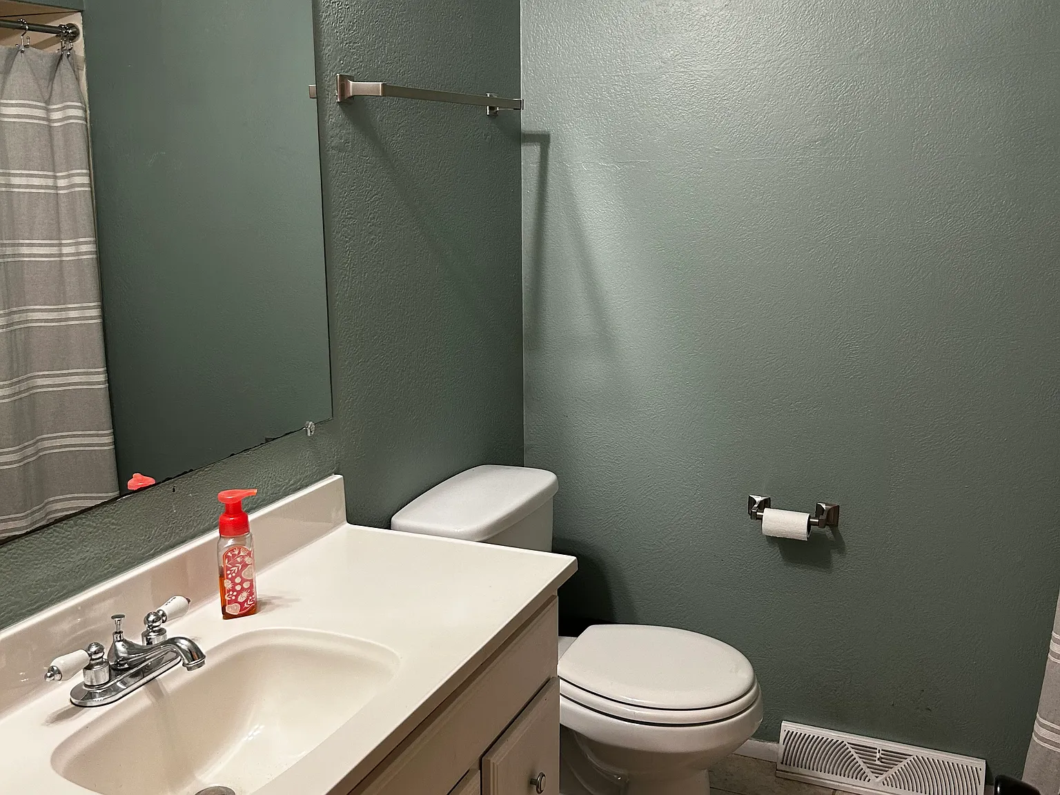 5 bed, 2500 sqft, $2,500 — Photo 4