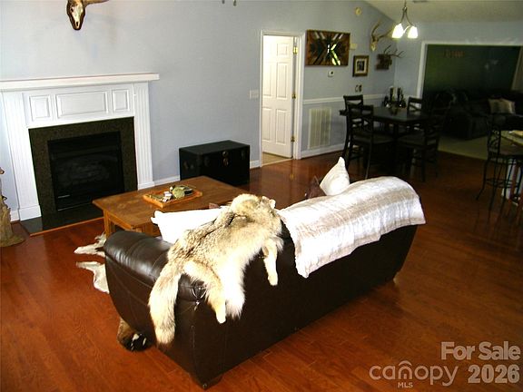 5th image of 609 Redah Ave