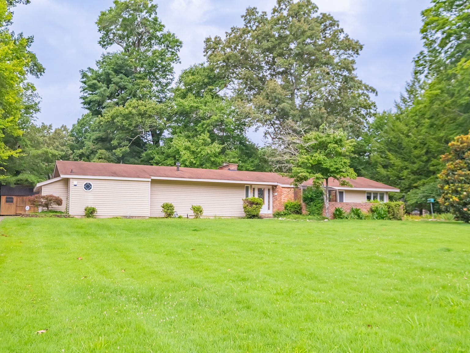 1915 Country Club Dr — Lakewood Country Club