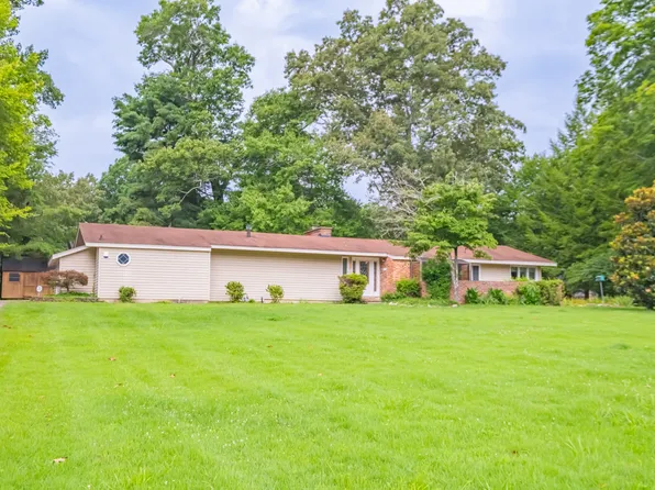 1915 Country Club Dr, Tullahoma, TN 37388