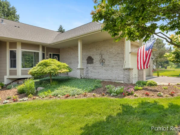2105 Lamberton Creek Ln NE, Grand Rapids, MI 49505