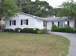 28 Willow St, Selden, NY 11784