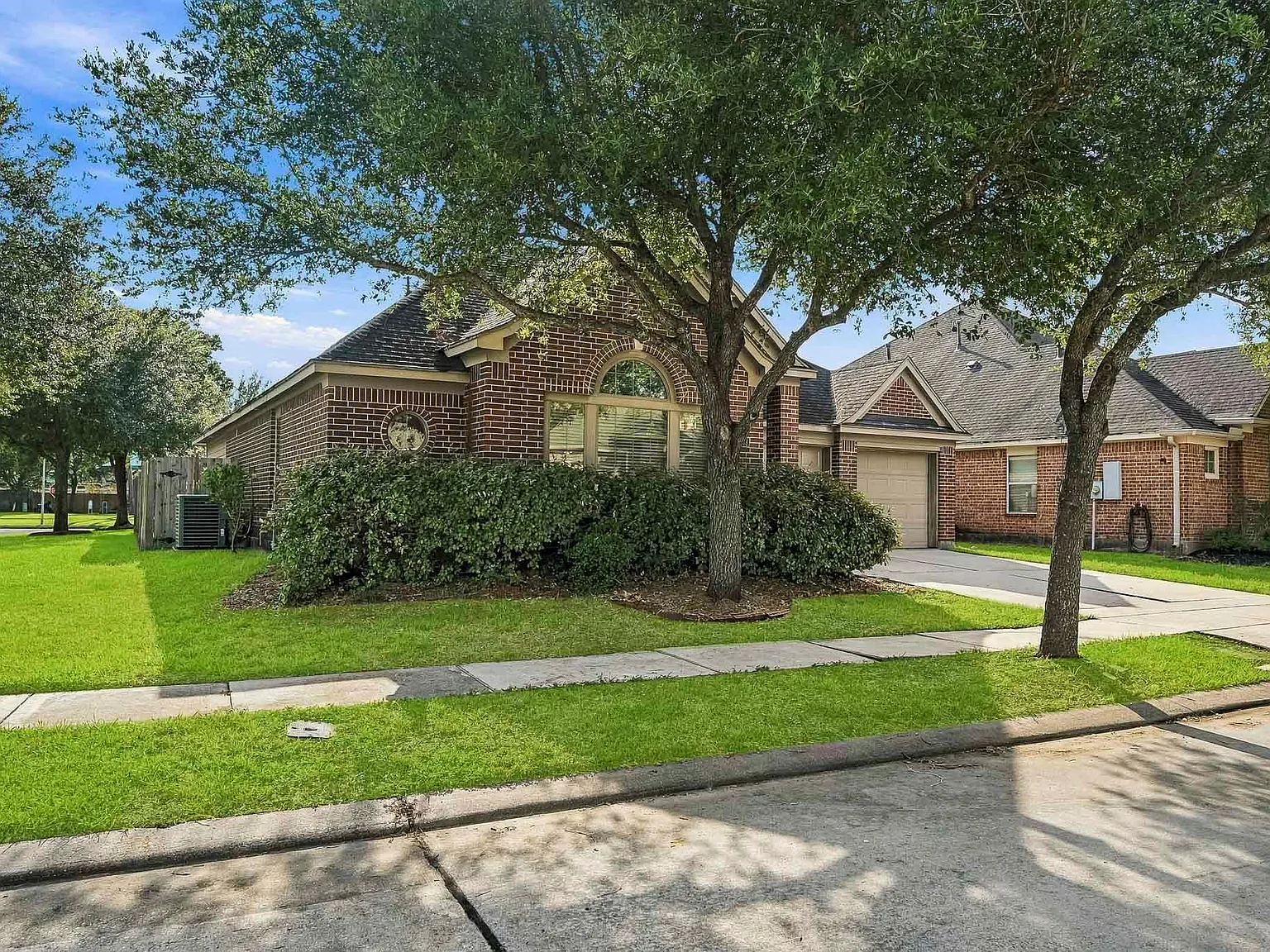 3 bed, 2.0 bath, 1915 sqft, $2,225 — Photo 3