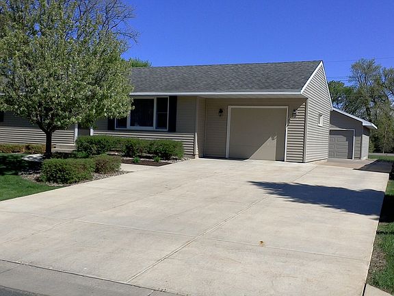 3rd image of 2025 Forest St