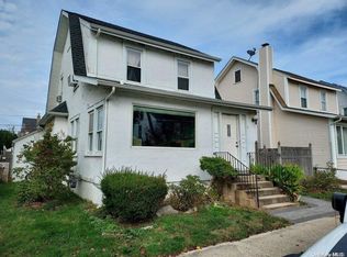 3 Laurel Rd, Lindenhurst, NY 11757