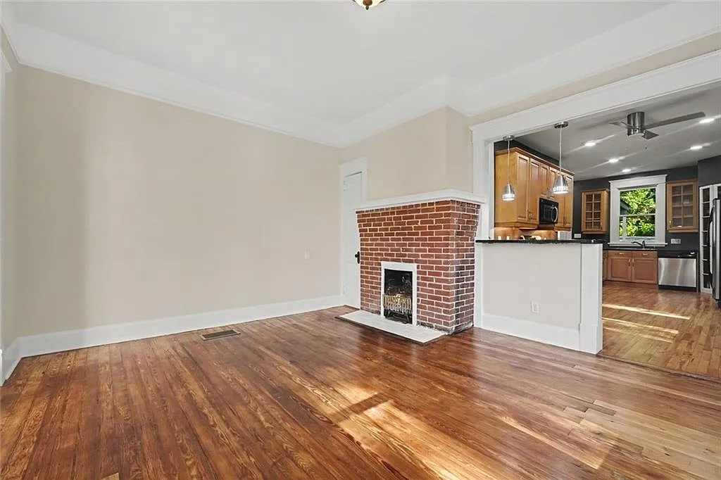 3 bed, 2.0 bath, 1936 sqft, $3,000 — Photo 3