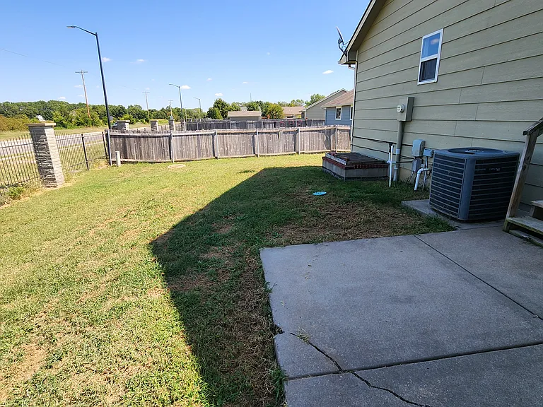 2600 E Old Spring Rd — Photo 10