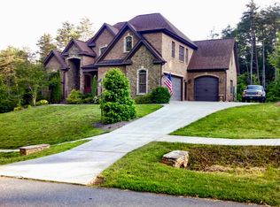 7650 Henson Forest Dr, Summerfield, NC 27358