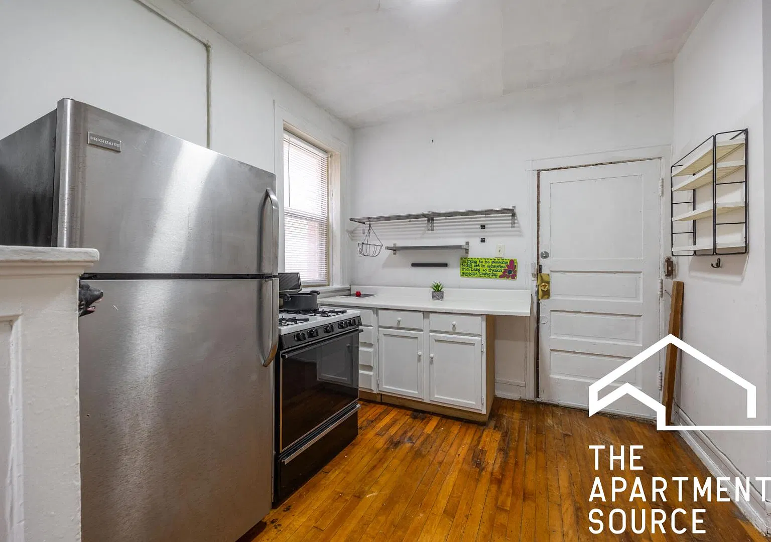 3 bed, 1000 sqft, $2,085 — Photo 1