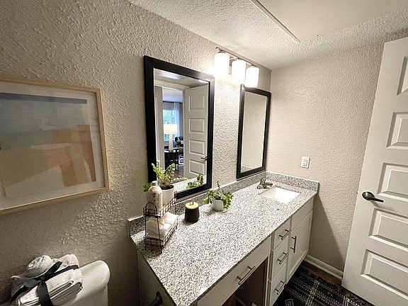 5th image of 1520 Enclave Pkwy APT 1102