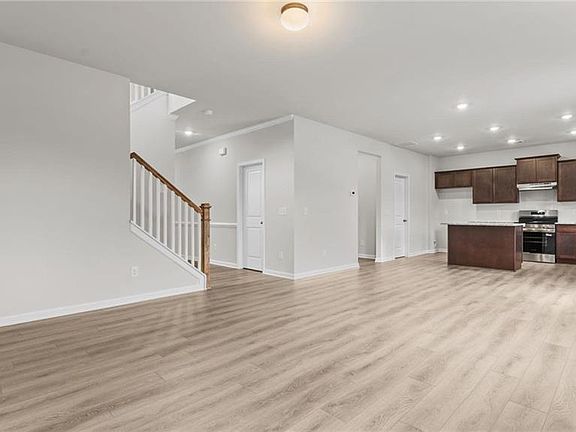 5th image of 153 Hampton Hallow Dr