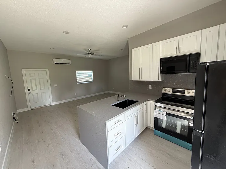 7035 Babcock Rd #C — Photo 1