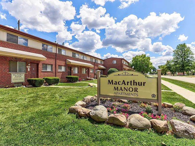MacArthur Manor Apartments — Photo 11