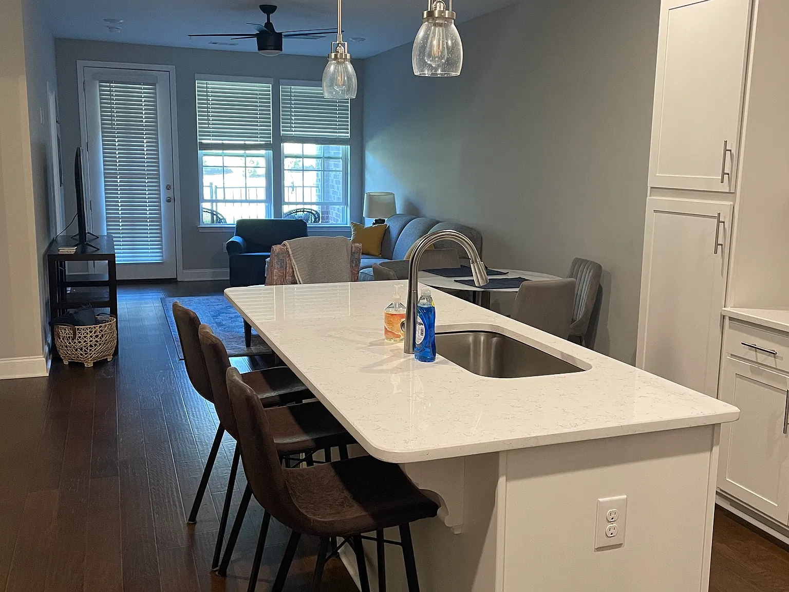 1 bed, 956 sqft, $2,400 — Photo 1