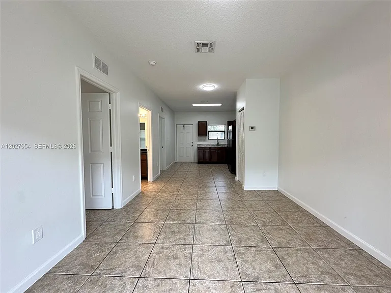 1035 NE 10th Ave #1 — Photo 7