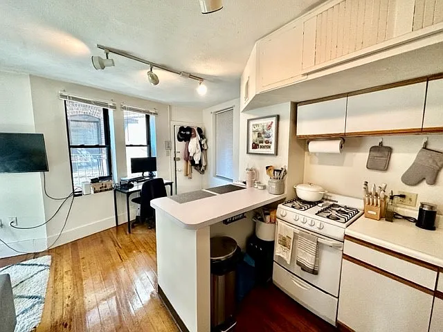 13 Charter St #3R — Photo 5