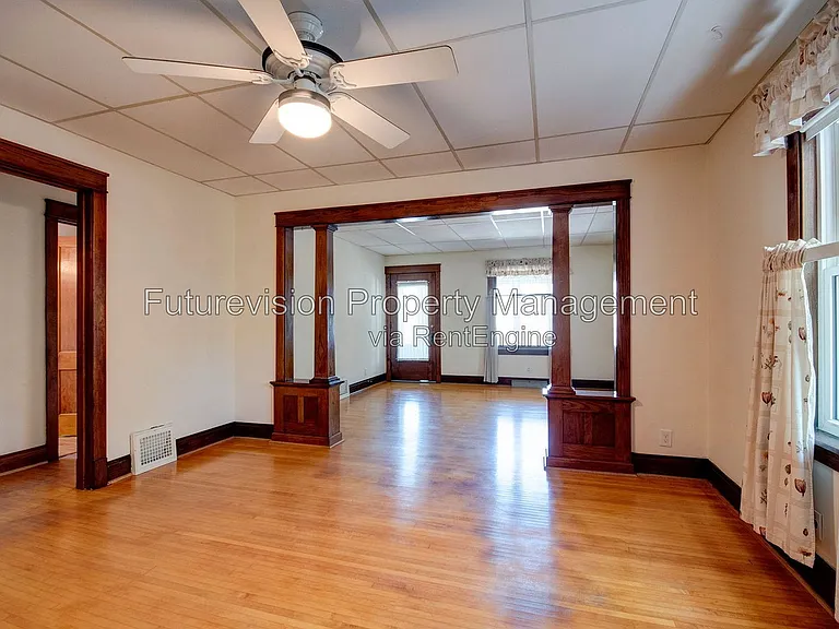 1105 Summit St — Photo 2