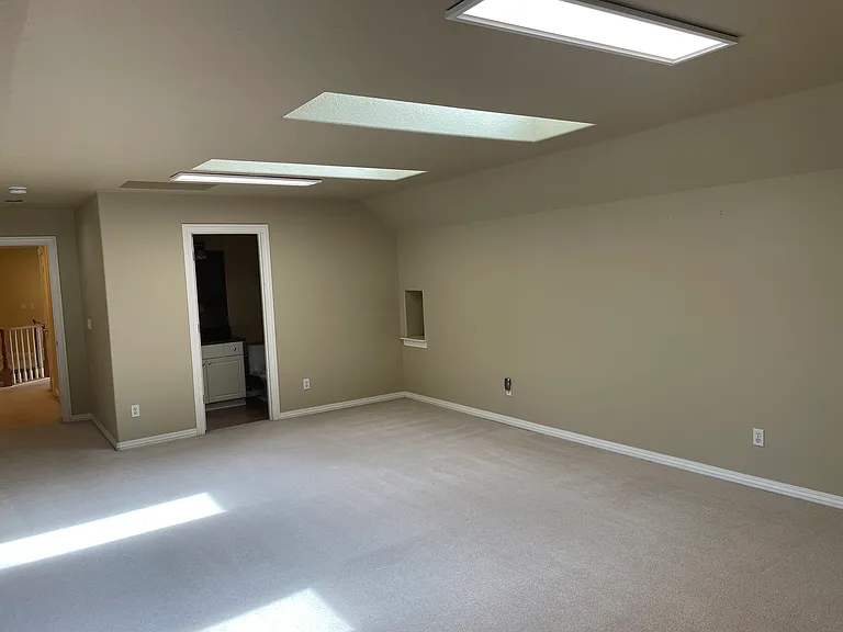 Full bath in the bonus room