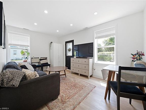 4th image of 8 Russell St